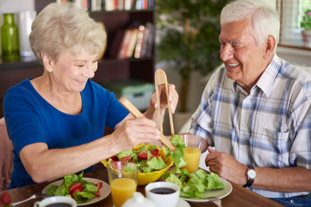 A Doença de Alzheimer (DA) é um transtorno neurodegenerativo progressivo e fatal que se manifesta pela deterioração cognitiva e da memória, comprometimento progressivo das atividades de vida diária e uma variedade de sintomas neuropsiquiátricos e de alterações comportamentais. A doença instala-se quando o processamento de certas proteínas do sistema nervoso central começa a dar errado. Surgem, então, fragmentos de proteínas mal cortadas, tóxicas, dentro dos neurônios e nos espaços que existem entre eles. Como consequência dessa toxicidade, ocorre perda progressiva de neurônios em certas regiões do cérebro, como o hipocampo, que controla a memória, e o córtex cerebral, essencial para a linguagem e o raciocínio, memória, reconhecimento de estímulos sensoriais e pensamento abstrato.